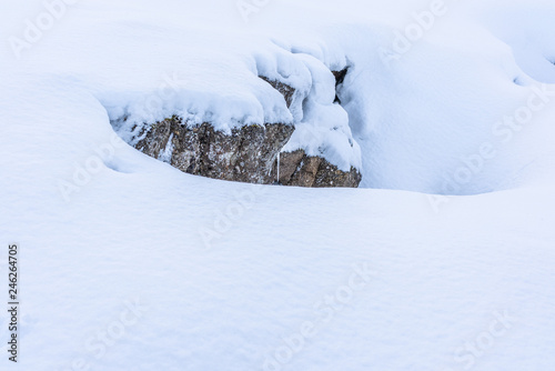 Eiszapfen und Schnee im Thingvellir-Nationalpark in Island