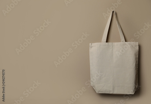Cuadro en lienzo Eco tote bag hanging on color wall. Space for design