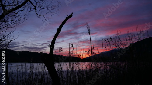 Cuadro en lienzo Iced lake at the sunset