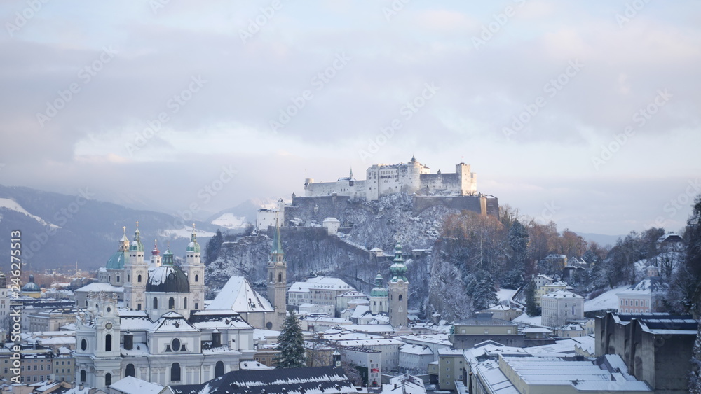 Fototapeta premium Widok na zimny Salzburg.