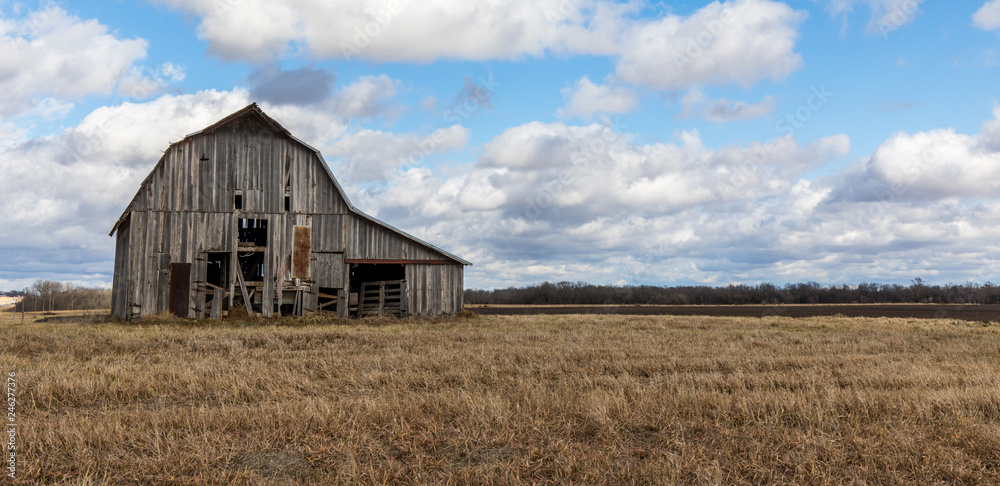 Obraz premium old barn in field - wide angle