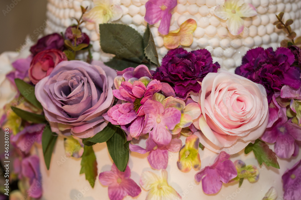 Obraz premium wedding cake decorated with flowers