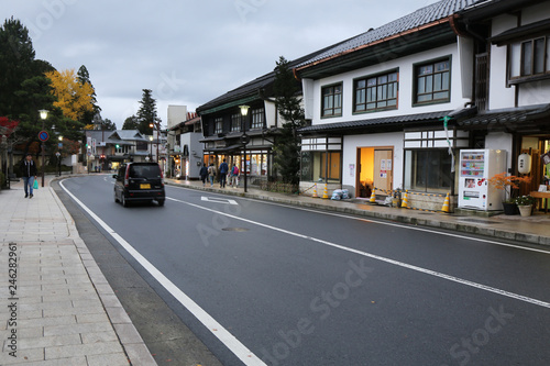 夕暮れの金剛峯寺山門