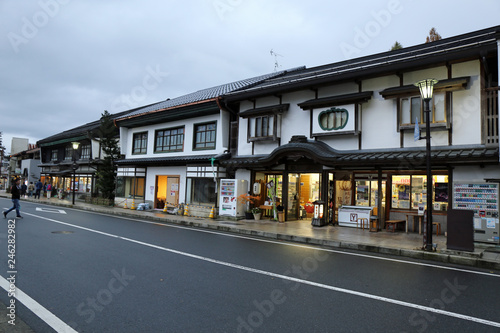 夕暮れの金剛峯寺山門