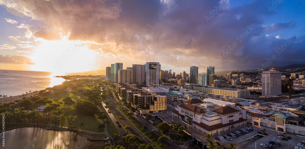 Naklejka premium Słońce zachodziło nad panoramą Honolulu
