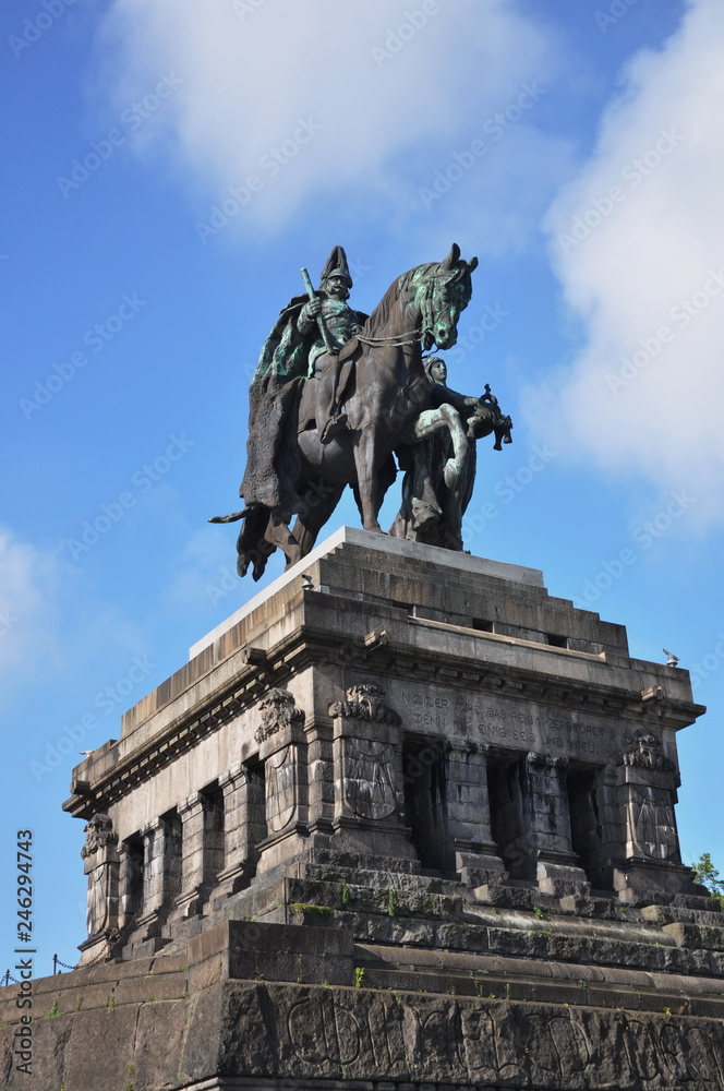 Obraz premium Kaiser Wilhelm I on Deutsches Ecke statue in Koblenz at night,2015