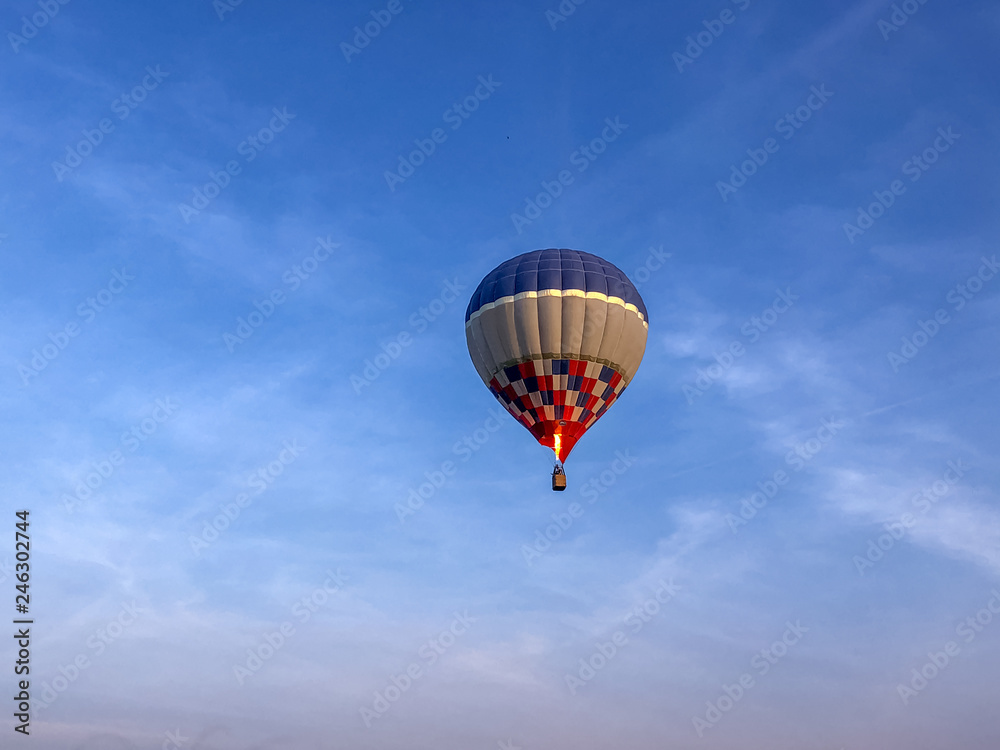 Naklejka premium Hot air balloon behind blue sky