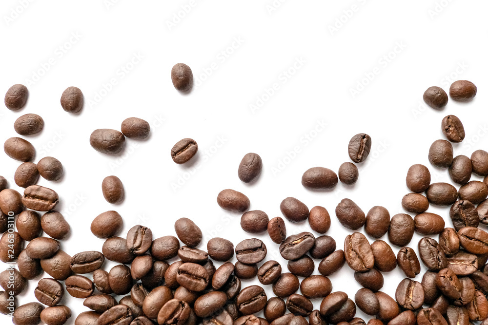 Obraz premium Roasted coffee beans on white background. Close-up.