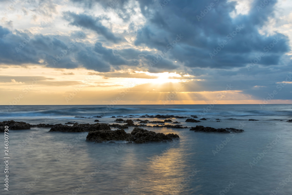 Obraz premium Long Exposure at Sunset on the Southern Italian Mediterranean Sea