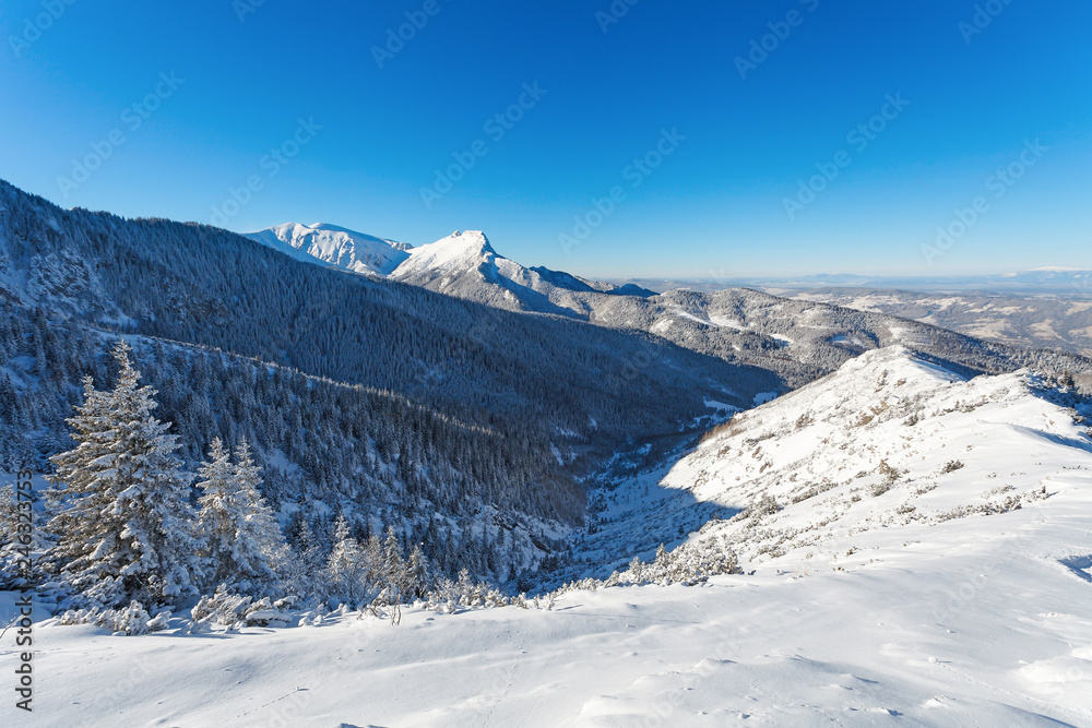 Widok na Giewont z Przełęczy między Kopami, zimowy krajobraz w Tatrach