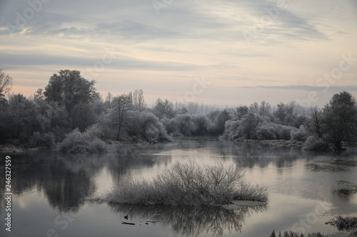 Bajas temperaturas sobre el rio con mucho hielo