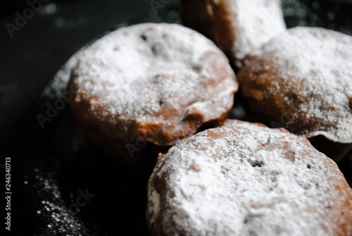 Muffins are filled with powdered sugar © Julia