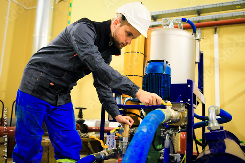 Obraz na płótnie Technician worker on industrial factory w salonie