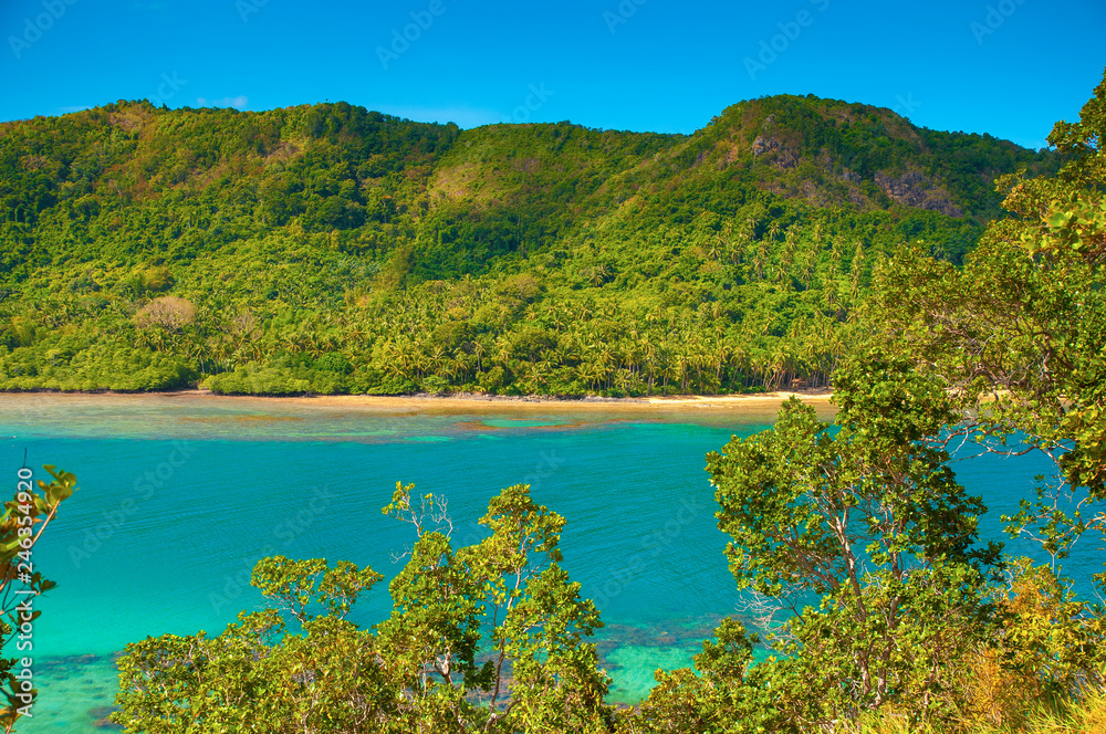 Obraz premium Blue lagoon between the green mountains