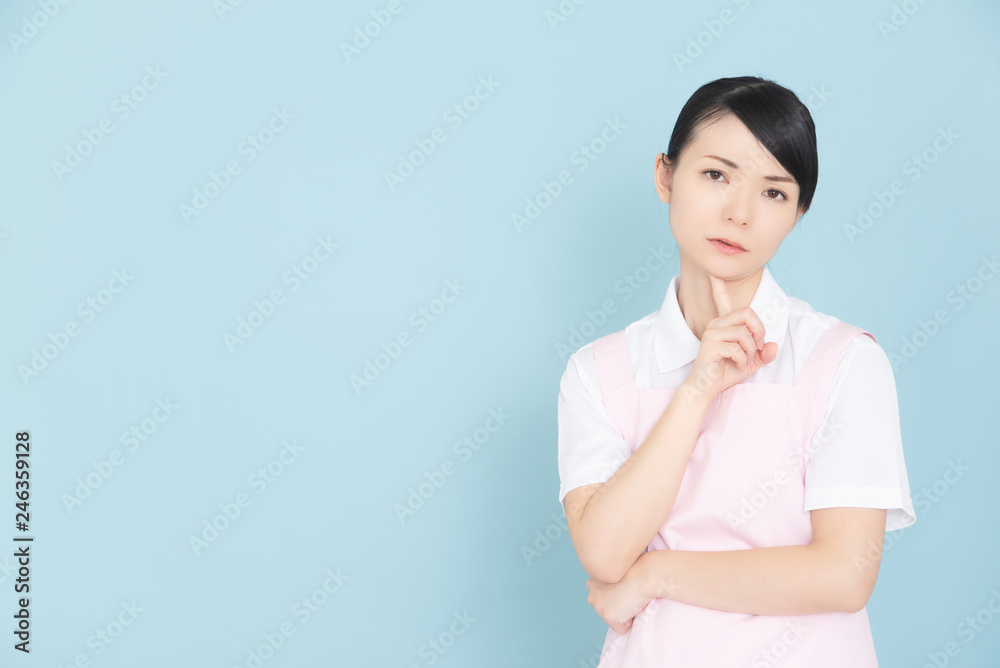 エプロンの女性 エプロンの女性