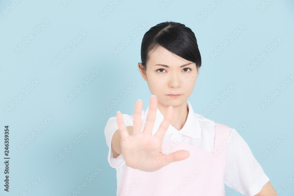 エプロンの女性