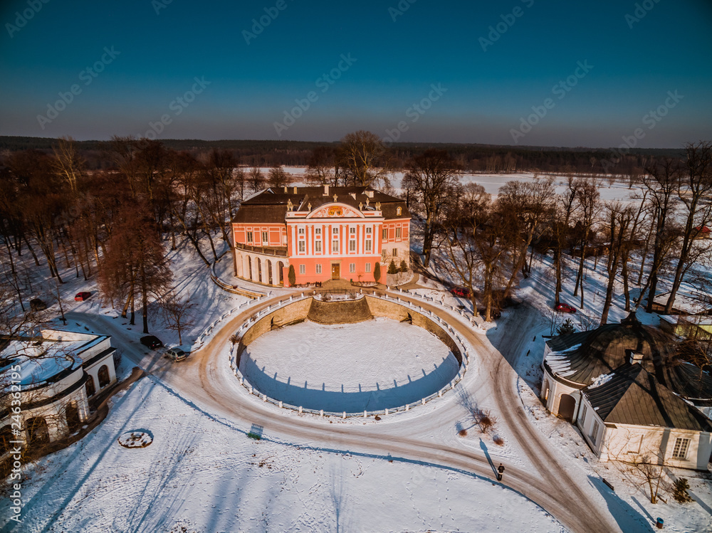 Pałac w Kurozwękach zimą