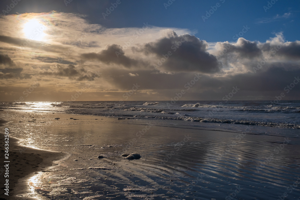 Fototapeta premium Wolken und Sonne über der Nordsee bei Gegenlicht