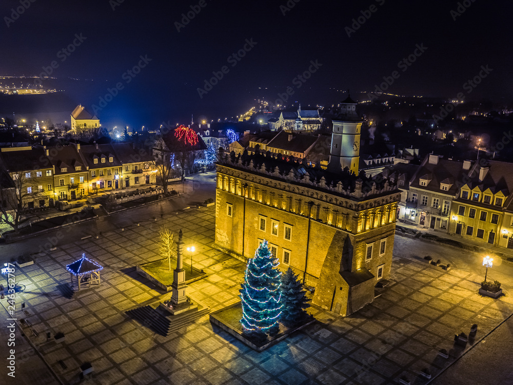 Sandomierz nocą świątecznie dron