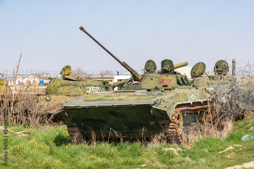 Fototapeta premium Altes Kriegsgerät und Panzer in Afghanistan