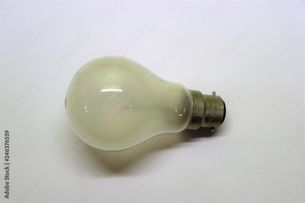 AMPOULE A INCANDESCENCE SUR FOND BLANC AMPOULE A INCANDESCENCE SUR FOND BLANC