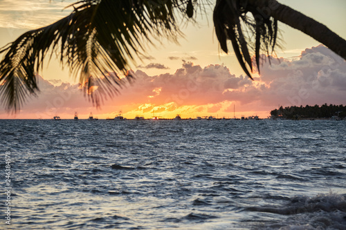 Traumhafter Sonnenaufgang in der Karibik am Meer