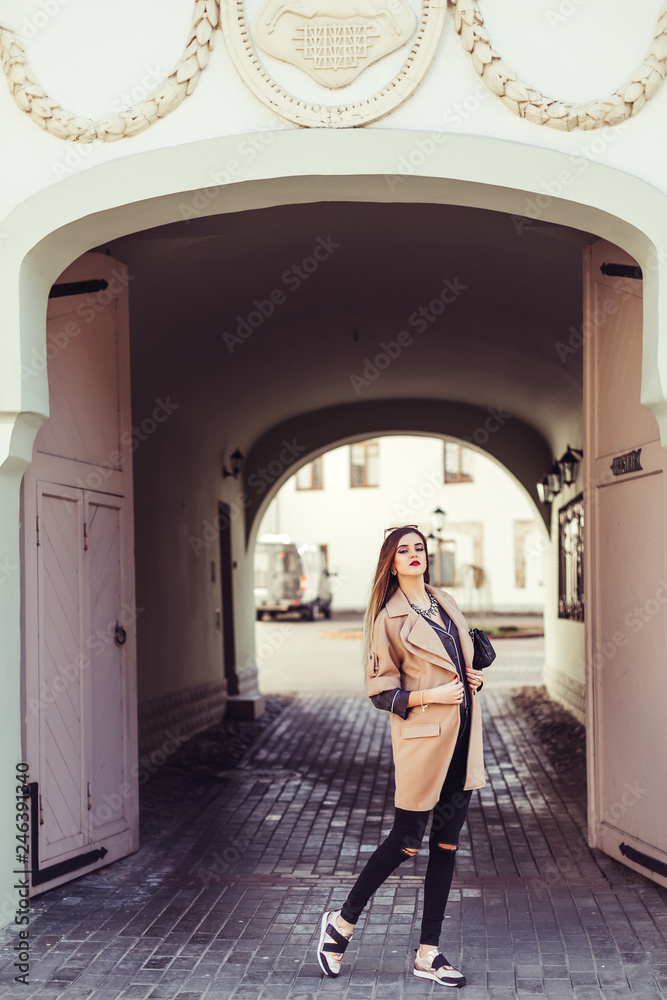 Fototapeta premium Wspaniały portret młodej mody sexy kaukaski zmysłowe dziewczyny na zewnątrz. Makijaż, uroda, moda, glamour, luksusowa koncepcja