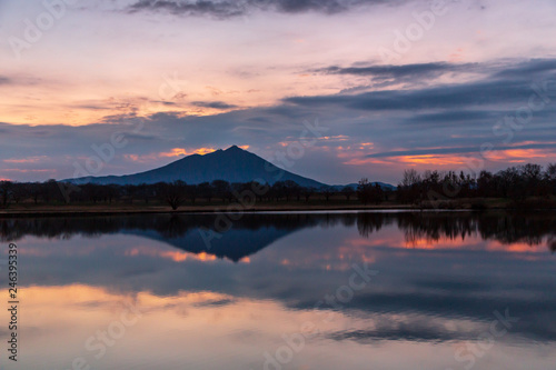 母小島遊水地から夜明けの筑波山 © Umibozze