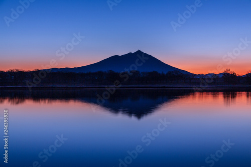 母小島遊水地から夜明けの筑波山 photo