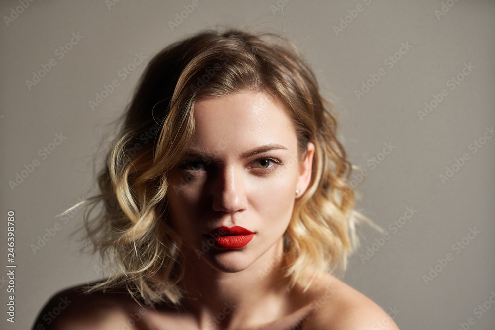Naklejka premium Closeup of beautiful woman posing