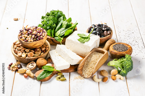 Fotografie Selection of vegan plant protein sources - tofu, quinoa, spinach, broccoli, chia