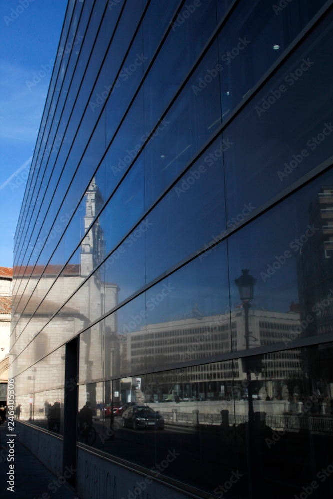 Reflejos en un edificio moderno de Burgos, España