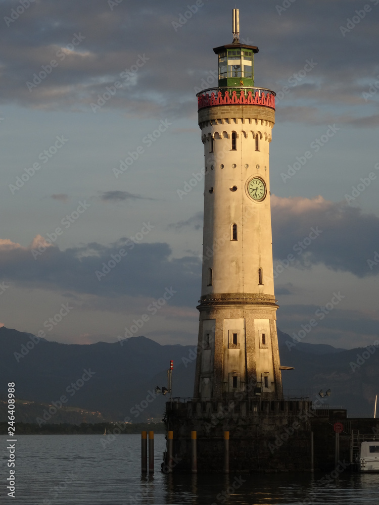 Der Leuchtturm am Hafen von der Insel Lindau in Bayern, Deutschland