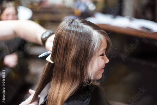 belle jeune fille chez le coiffeur photo