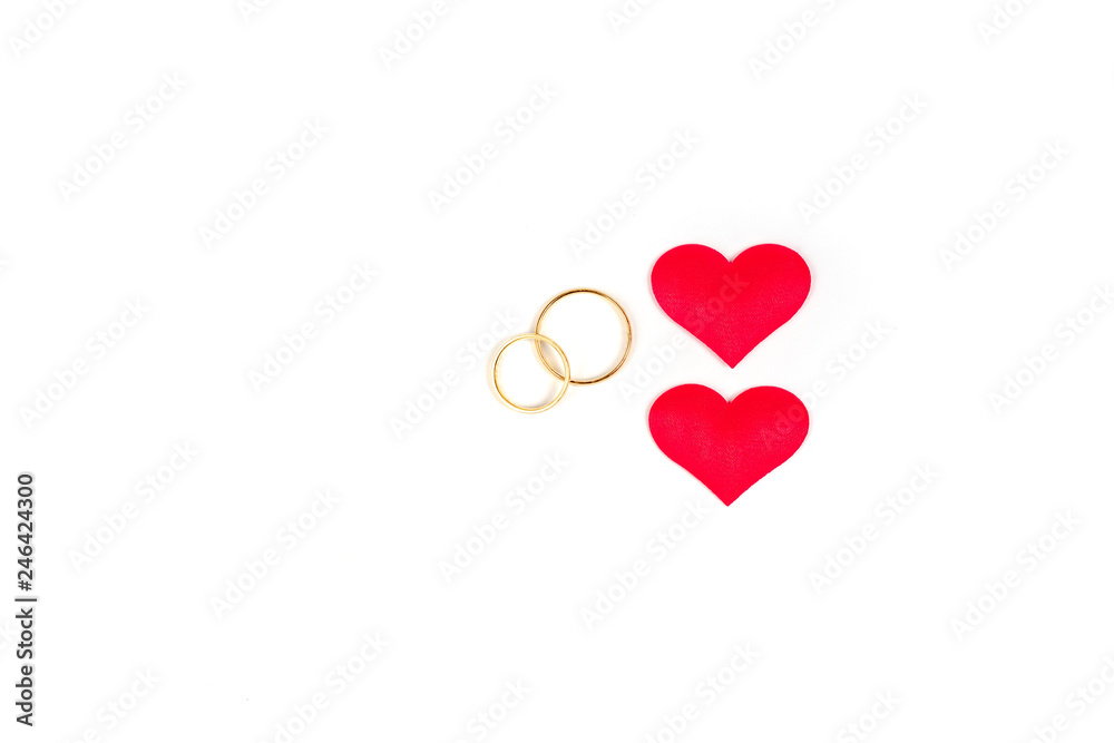 Dos anillos de boda y dos corazones