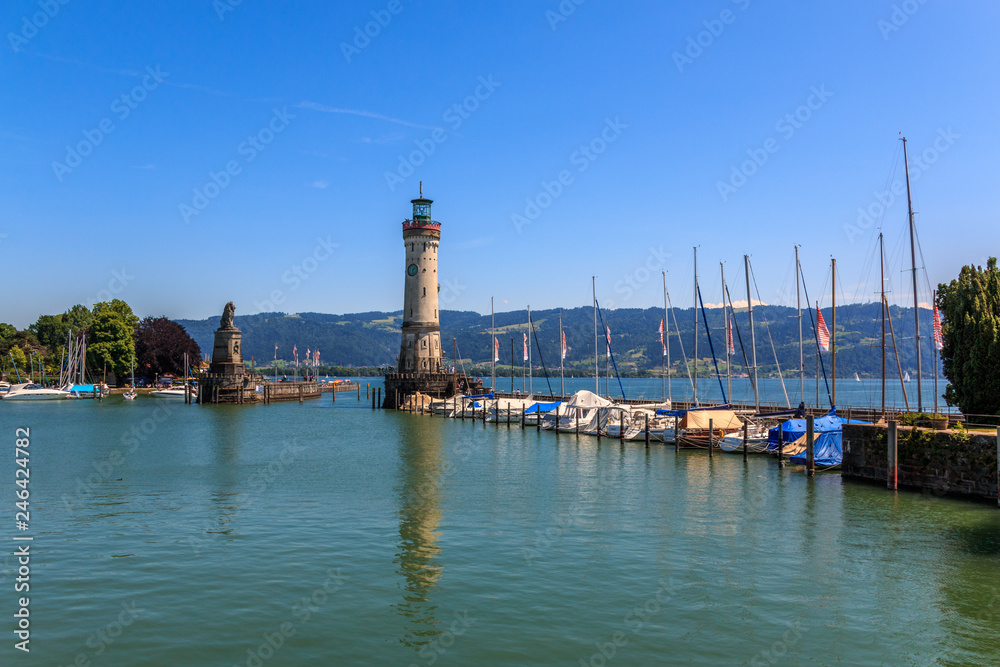Hafeneinfahrt in Lindau am Bodensee mit den Wahrzeichen Löwe und Leuchtturm, Bayern, Deutschland Hafeneinfahrt in Lindau am Bodensee mit den Wahrzeichen Löwe und Leuchtturm, Bayern, Deutschland