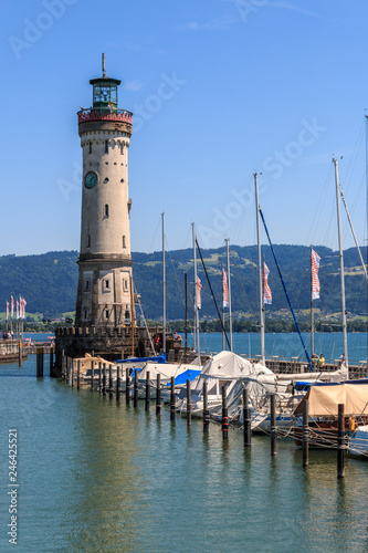 Der Leuchtturm an der Hafeneinfahrt der Insel Lindau am Bodensee in Bayern, Deutschland