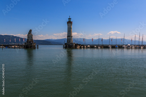 Hafeneinfahrt in Lindau am Bodensee mit den Wahrzeichen Löwe und Leuchtturm, Bayern, Deutschland