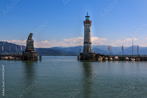 Hafeneinfahrt in Lindau am Bodensee mit den Wahrzeichen Löwe und Leuchtturm, Bayern, Deutschland