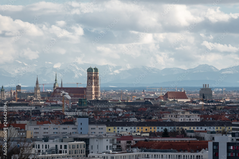 Münchens Innenstadt mit Frauenkirche und Alpen im Hintergrund