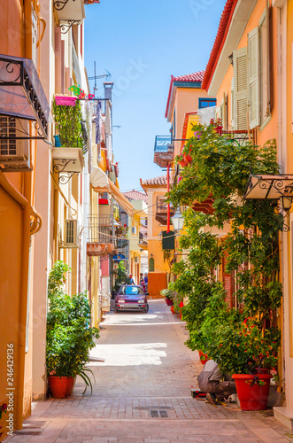 Fototapeta Tradycyjna przytulna grecka ulica w mieście Nafplio, Grecja
