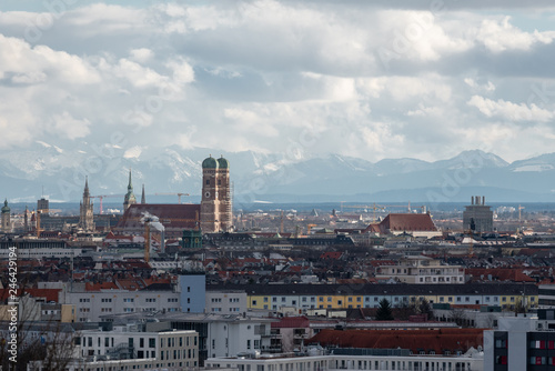 M  nchens Innenstadt mit Frauenkirche und Alpen im Hintergrund
