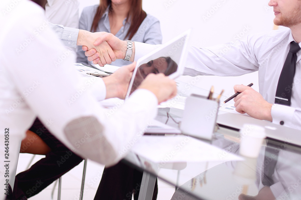 Fototapeta premium business handshake of business people at the office Desk
