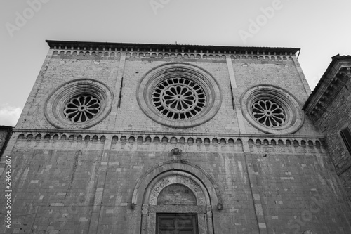 Assisi, chiesa di San Pietro photo