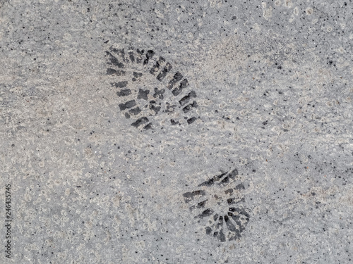 empreinte de pas mouillée sur sol en béton
