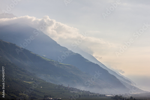 Tschars in Südtirol im mythischen morgendunst