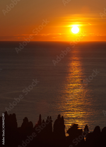 Tramonto sul mare mediterraneo della Riviera Ligure in Italia.