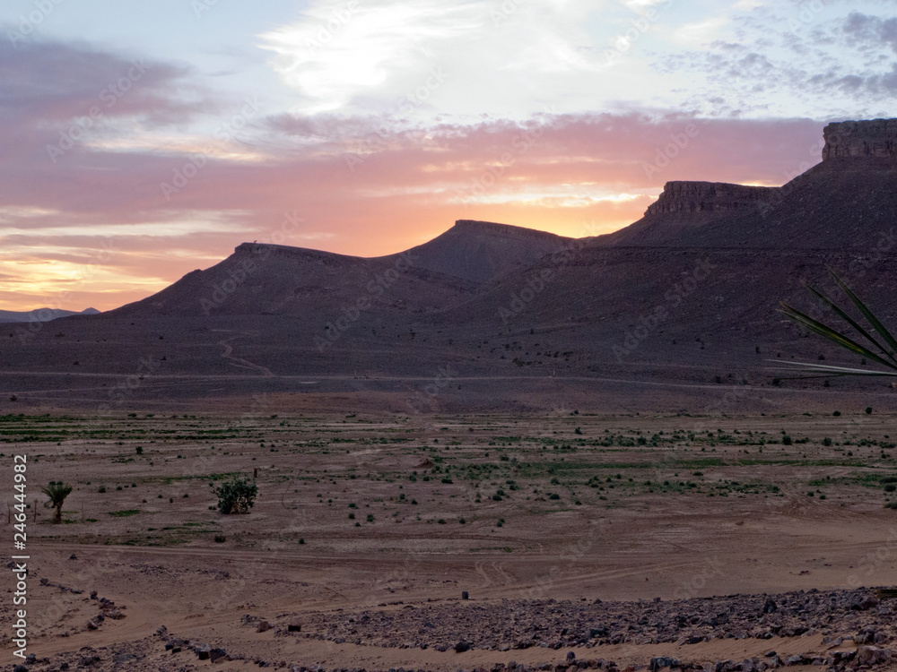 Sonnenuntergang in der Wüste Sahara im Süden von Marokko