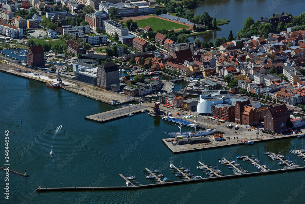 Stralsund, Altstadt, Hafeninsel mit Ozeaneum und Lotzenhaus, Mecklenburg-Vorpommern, Deutschland, Luftbild