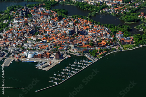 Stralsund, Altstadt, Hafeninsel mit Ozeaneum und Lotzenhaus, Segelschiff Gorch Fock, Mecklenburg-Vorpommern, Deutschland, Luftbild